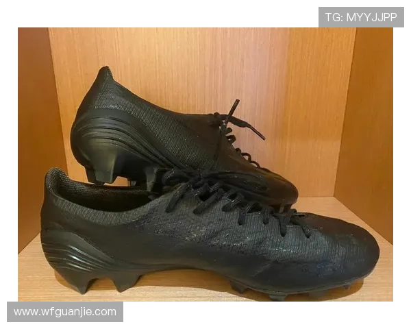 足球明星们的皮鞋选择揭秘时尚与性能的完美结合